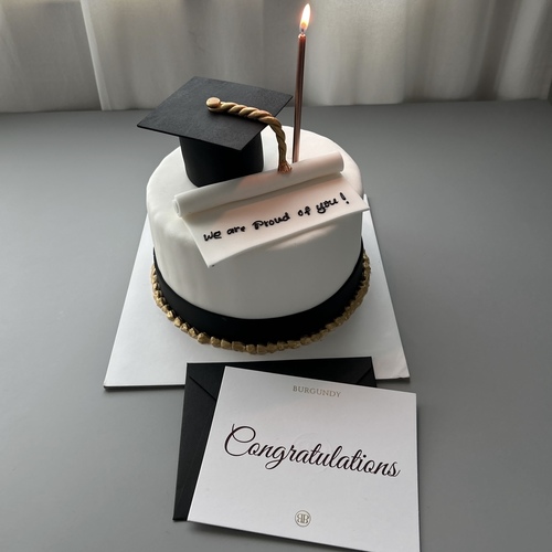 Graduation cake - Size : medium  20cm x 10cm Comes with 1 candle stick