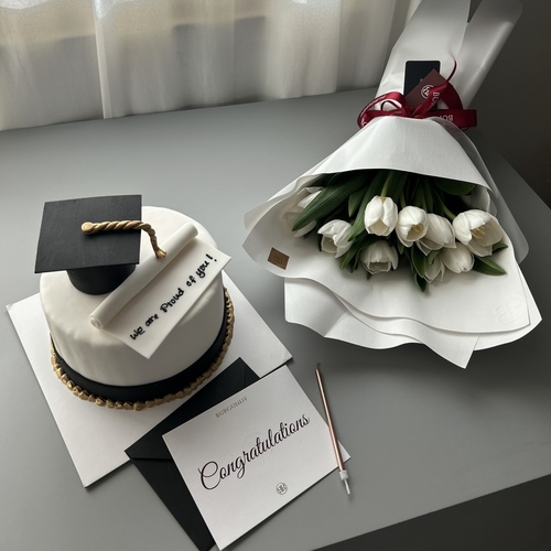 Pearlescent graduation - It contains a tulip bouquet of 9 pieces, a graduation cake, one candle, and a congratulations card.