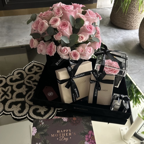 BURGUNDY - portofino tray - It contains a rose, baby rose, carnation and a box of bokhor 1 tola oa alarmid Indian, a soy candle, in addition to the box of chocolate 200 grams of your choice and mother day card.