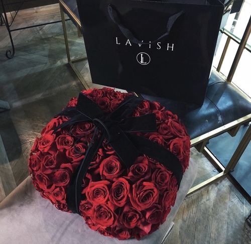 Lavish Flowers - Cube - Cube design contains 75-85 roses.