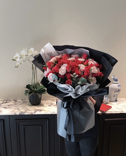 Sensation - Sensation Bouquet is a combination of two types of baby roses with luxurious wrapping.