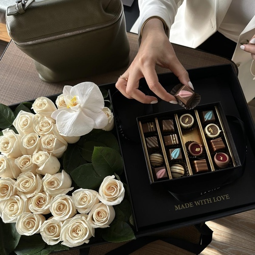 L100 Ramadan Edition - contains roses, 200g of Lavish chocolate, and Ramadan card.