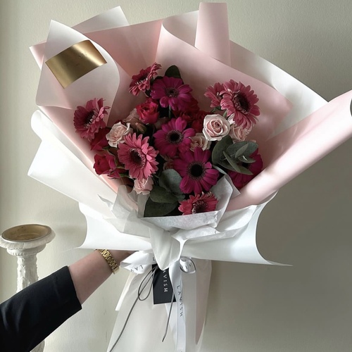 Garbera Glory - It contains light pink and fuchsia baby roses and light pink and fuchsia gerbera roses.