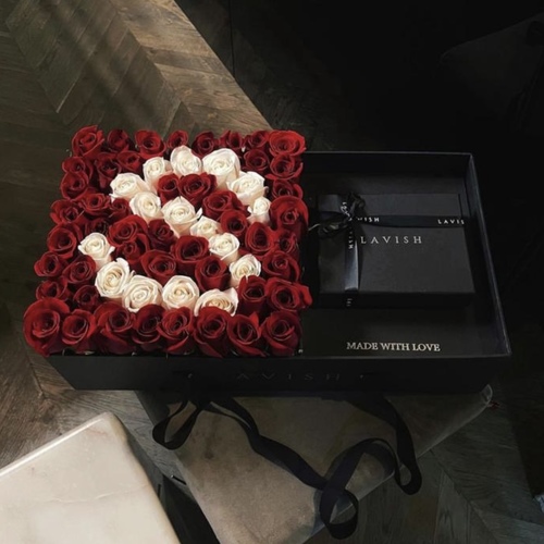 L150 - Contains 48-55 roses  with 200g of Lavish chocolate