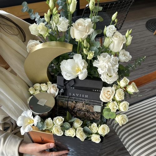 Lavish Flowers - Neqsa Ramadan - It contains roses, carnations, baby roses with a golden moon crescent, 200 grams of lavish chocolate, a special jar of pecans, and a box of Bokhor 1 tola of alarmid Indian  , along with a greeting card.