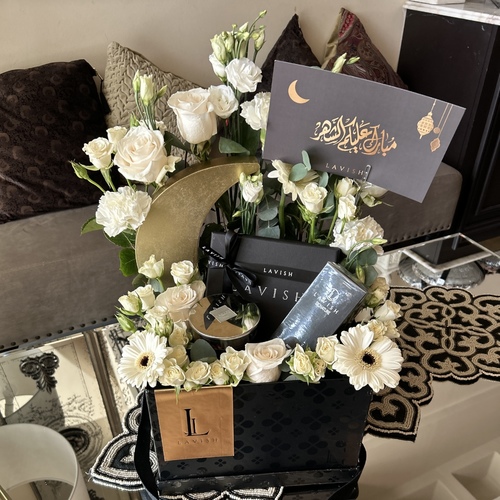 Nazaka Neqsa - It Contains roses, carnations, baby roses with a golden crescent moon, 200 grams of Lavish chocolate, a special jar of pecans , the distinctive Lavish perfume from your test, and a greeting card.