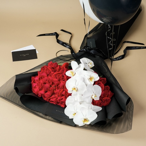 Queen’s Autograph - Queen’s Autograph | 50 roses with one stem of white Orchids.