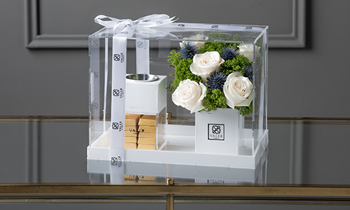 Blanca - This bouquet contains big roses, eryngium and leaves with Belgian Chocolates and Mubkhar.
Height: 23cm Width: 30cm