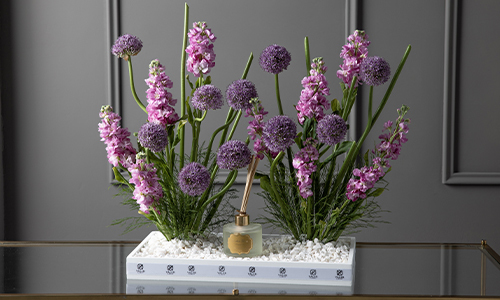 Violette - A tray that contains mix of matthiola flowers, allium and leaves with a diffuser.
Height: 57 cm, Width: 48 cm