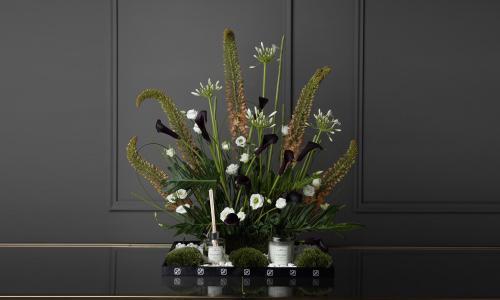 Eremurus - A tray that contains eremurus, calla black, lesanthus, agapanthus white and philodendron leaves with candle and diffuser.
Height: 70 cm, Width: 48 cm