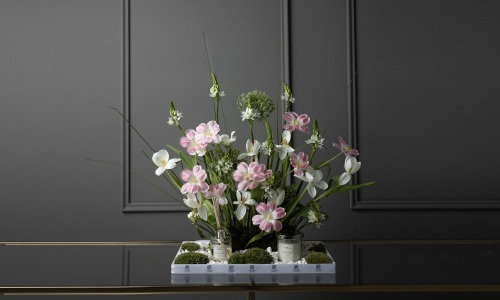 Tulip Sense - A tray that contains tulips and bethlehem flowers with candle and diffusser.
Height: 55 cm, Width: 48 cm