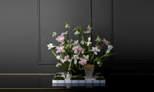 Tulip Sense II - A tray that contains tulips and bethlehem flowers with mubkhar and diffuser.
Height: 55 cm, Width: 48 cm