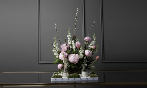 Pink Peonies - A tray that contains peonies flowers and mathiola with diffuser and candle.
Height: 80 cm, Width: 48 cm