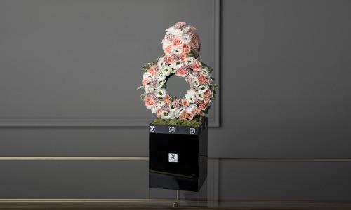 Ring Bouquet - A mix of lesanthus, baby roses and rice flowers in a box with a ring shape.
Height: 52 cm, Width: 17 cm