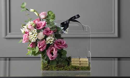 Morada - The bouquet contains lisanthus and wax flowers with Belgian chocolates in a basket.
Height: 28 cm, Width: 21 cm