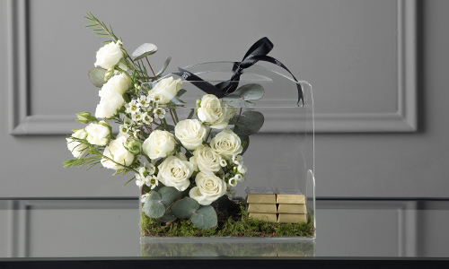 bianca - The bouquet contains baby roses and wax flowers with Belgian chocolates in a basket.
Height: 28 cm, Width: 21 cm