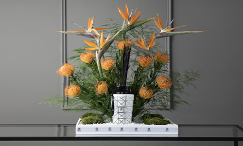 Osan - The bouquet contains strelizia reginae flower with mix of leaves and diffuser in a tray.
Height: 65 cm, Width: 49 cm