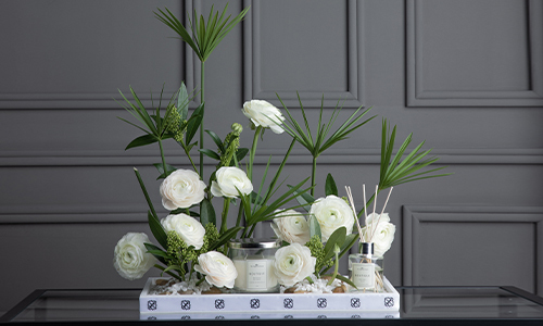 Uwe - The bouquet contains ranunculus, cyperus and skimia in addition to diffuser and candle.
Height: 55 cm, Width: 48 cm