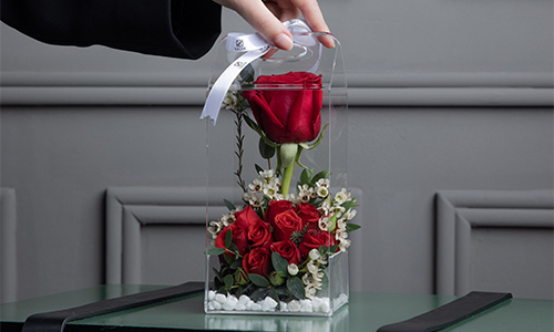 Ansle - This bouquet contains big rose, baby rose, wax flower and eucalyptus leaves.
Height: 23 cm, Width: 10 cm