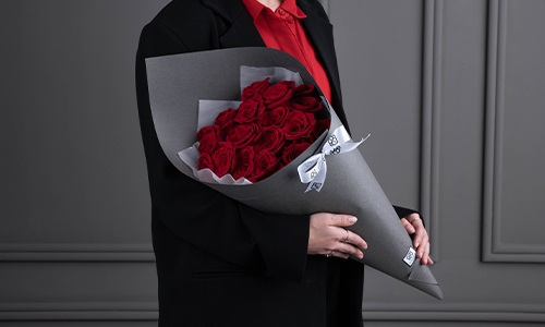 Heaven Scent Bouquet 20 - Luxurious hand bouquet contains 20 big roses in red color with a grey wrapping