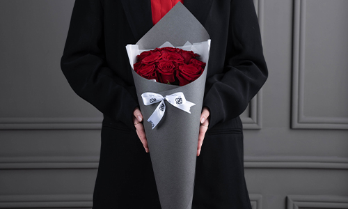 Be my Valentine 10 - Luxurious hand bouquet contains 10 big roses in red color with a grey wrapping