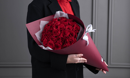 Valer - Floral Fantasy 30 - Luxurious hand bouquet contains 30 big roses in red color with a red maron wrapping