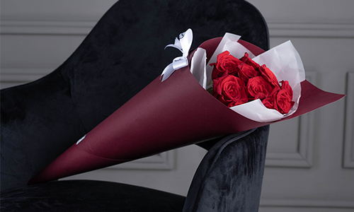 Starburst Bouquet 10 - Luxurious hand bouquet contains 10 big roses in red color with a red maron wrapping