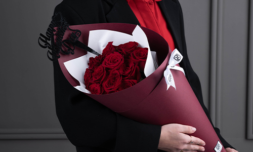 Red Romance 15 - Luxurious hand bouquet contains 15 big roses in red color with a red maron wrapping