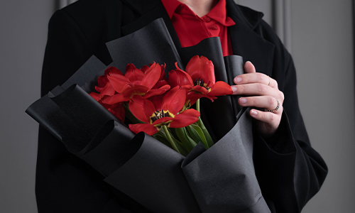 Sunrise Bouquet - Luxurious hand bouquet contains tulip flowers
Height: 55 cm, Width: 30 cm