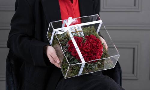 Felicity - Acrylic box contains flower in heart shape with 12 pcs of Belgian Chocolates.
Length: 25 cm, Width: 25 cm