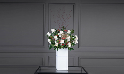 Snow Bouquet - A luxurious stand of big roses, lisanthus, hypercom and mix of leaves.
Height: 100 cm, Width: 60 cm