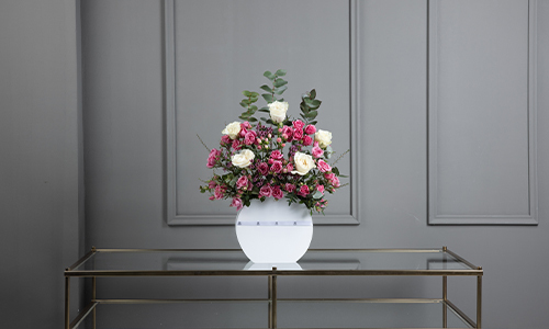 Damon Bouquet - A stand contains big roses, baby roses, wax flower and eucalyptus leaves.
Height: 60 cm, Width: 35 cm