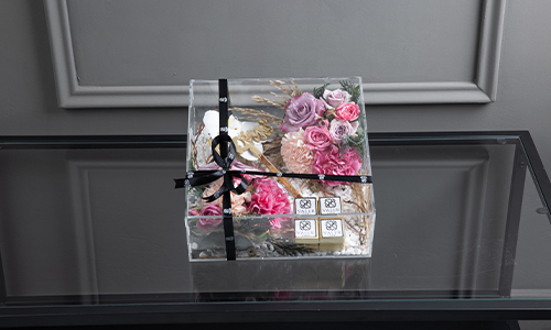 Valer - Neilos Bouquet - A box contains big roses, carnations, baby roses, cut flower and confern leaves.
Height: 10 cm, Width: 26 cm