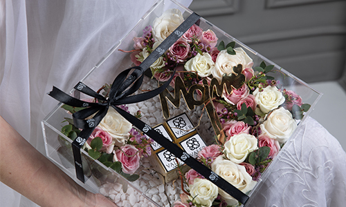 Lykos Bouquet - A box contains big roses, baby roses, wax flowers, eucalyptus and silax.
Height: 10 cm, Width: 26 cm