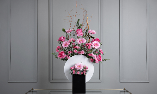 Selene Bouquet - A luxurius stand contains gerbera, big roses, baby roses, baby eucalyptus and selix.
Height: 105 cm, Width: 50 cm