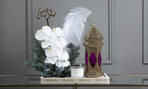 Zeus Bouquet - A tray that contains cut flowers, erengium, confern leaves and feathers with lantern and candle.
Height: 60 cm, Width: 48 cm