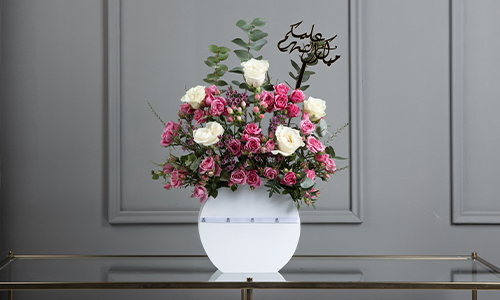 Damon Bouquet - A stand contains big roses, baby roses, wax flower and eucalyptus leaves.
Height: 60 cm, Width: 35 cm