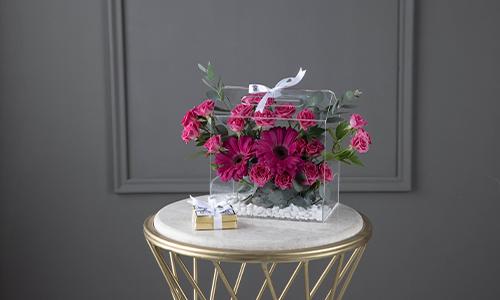 Hulia I - The bouquet contains gerbera, baby roses and eucalyptus with Belgian chocolates.
Height: 23 cm, Widh: 20 cm