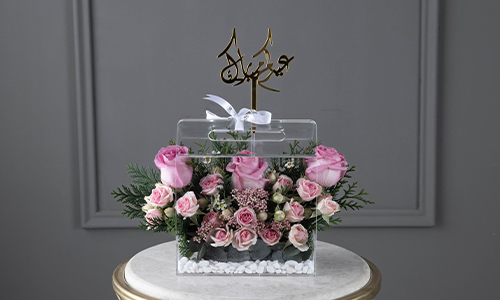 Wilrona - The bouquet contains big roses, baby roses, rice flower and confern leaves.
Height: 23 cm, Widht: 20 cm