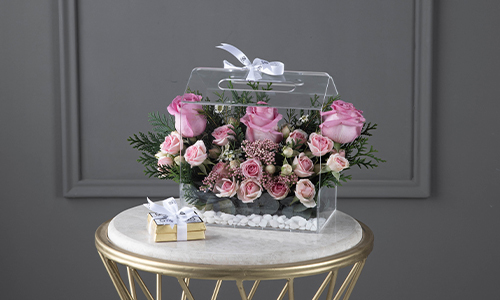 Wilrona I - The bouquet contains big roses, baby roses, rice flower and confern leaves with Belgian chocolates.
Height: 23 cm, Widht: 20 cm