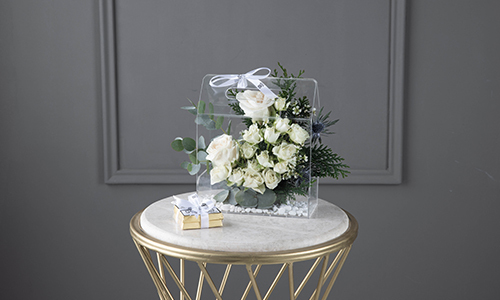 Vianca - The bouquet contains big roses, baby roses and mix of leaves with Belgian chocolates.
Height: 23 cm, Width: 20 cm