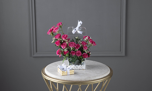 Gurlian - The bouquet contains baby roses, wax flowers and confern leaves with Belgian chocolates.
Height: 22 cm, width: 10 cm