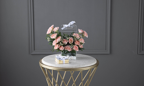 Jular I - The bouquet contains baby roses, wax flowers and confern leaves with Belgian chocolates.
Height: 22 cm, width: 10 cm