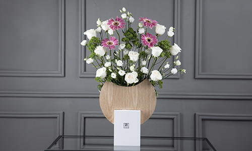 Kusisita - The bouquet contains gerbera, big roses, lesanthus and a mix of green leaves.
Height: 80 cm, Width: 55 cm