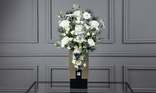 Zoriona Gold - The bouquet contains gerbera, big roses, baby roses, eucalyptus and Erengium.
Height: 75 cm, Width: 40 cm