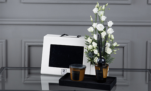 Graduation Gift - A special gift of candle and diffuser in a box with a flower arrangement that contains lesanthus flowers, erengium and confern leaves.
Height: 40 cm , Width: 37 cm