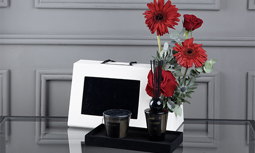 Graduation Gift 7 - A special gift of candle and diffuser in a box with a flower arrangement that contains gerbera, big roses, erengium and eucalyptus.
Height: 45 cm, Width: 37 cm