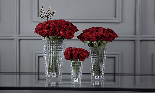 Geluk III - A set of three luxuius vases that contains big roses.
Height: 40 cm Width: 75 cm