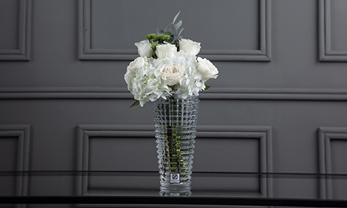 Gluck - A luxuius vase that contains hydrenga, big roses and eucalyptus.
Height: 55 cm Width: 15 cm