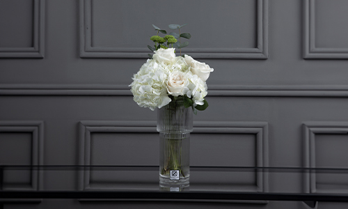 Sonas - A luxuius vase that contains hydrenga, big roses and eucalyptus.
Height: 60 cm, Width: 15 cm